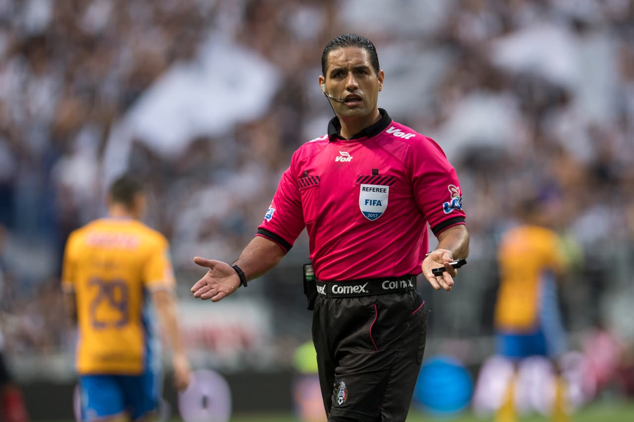 Roberto García Orozco fue el encargado de controlar este partido de alto riesgo.