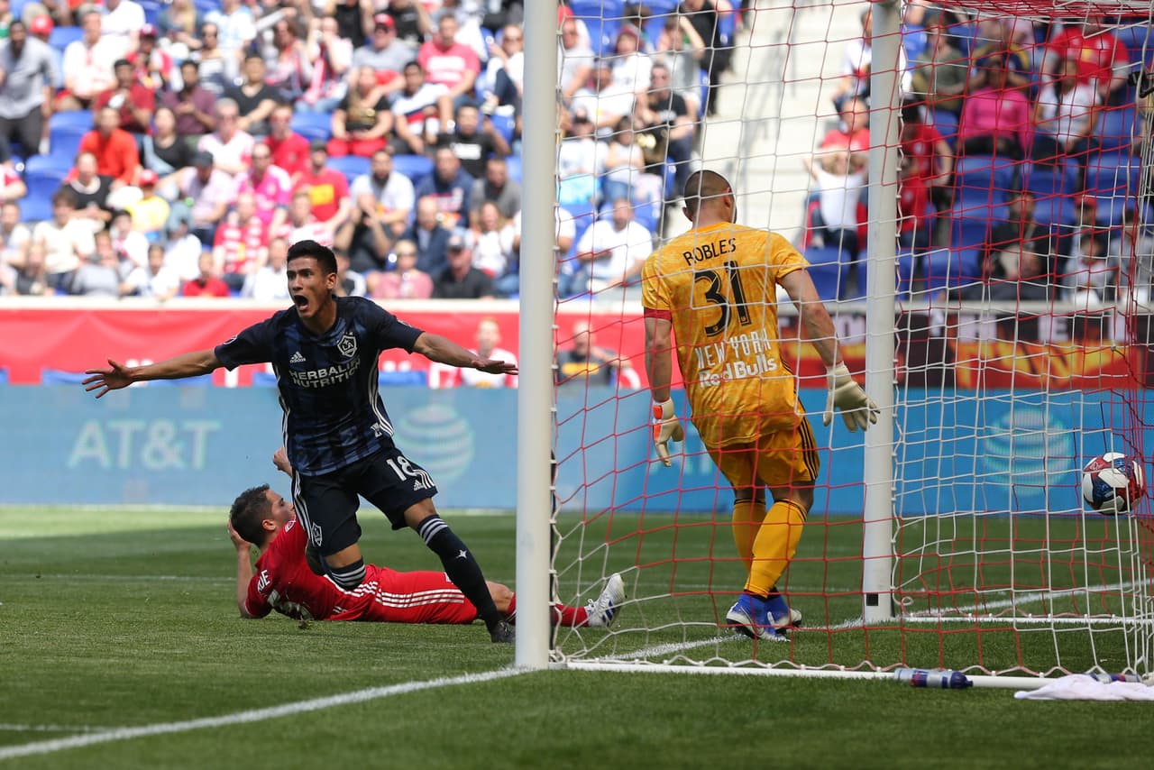 Uriel Antuna (izquierda) anotó el 1-1 de LA Galaxy en su visita a NY Red Bulls al minuto 39 del partido.