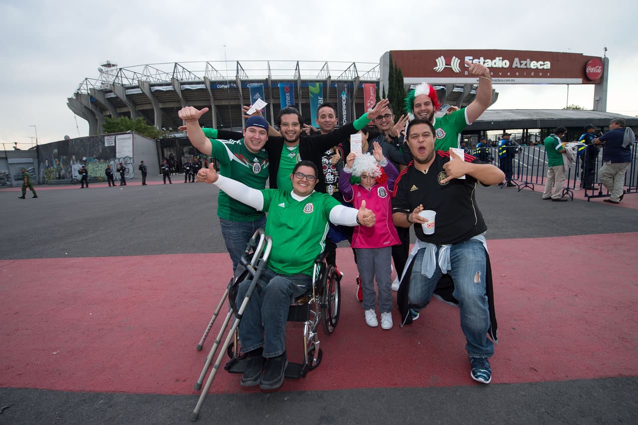 La afición mexicana se dio cita en el Estadio Azteca para apoyar al Tri.