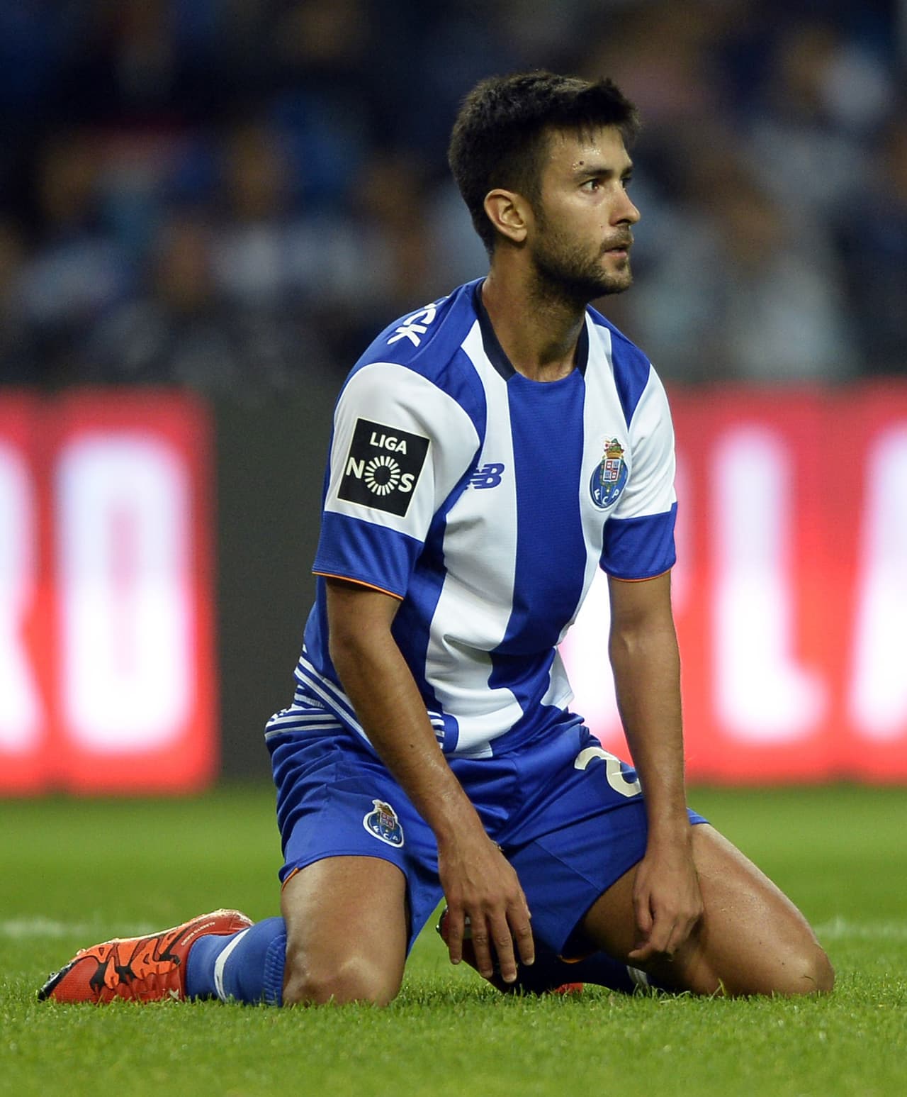Con el DT español Julen Lopetegui al mando del Porto, el club se españolizó: uno de los fichajes fue el de Alberto Bueno del Rayo Vallecano a coste cero.