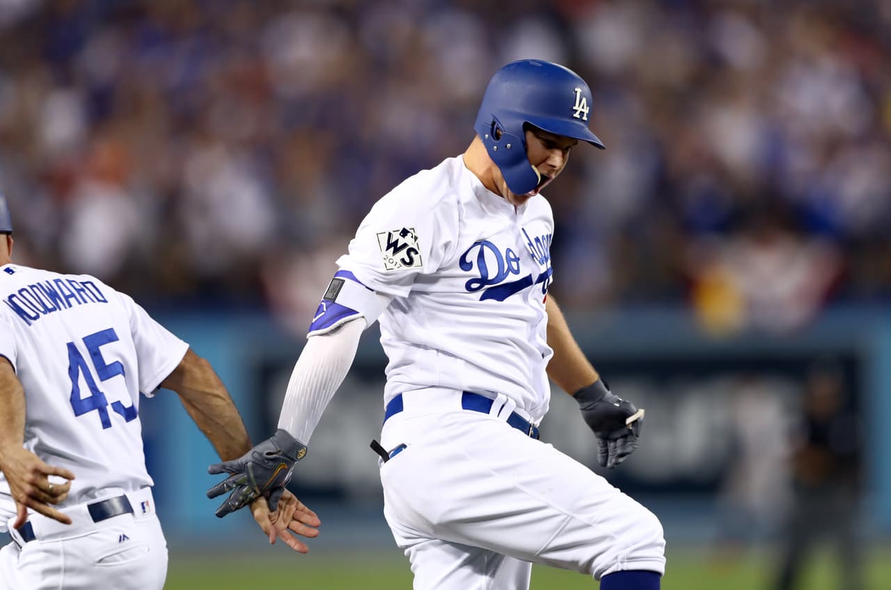 Joe Pederson conectó el primero de los 8 cuadrangulares que vivimos en el encuentro por todo el jardin central. Con este palo en la quinta entrada el marcador se igualaba a una carrera por bando.