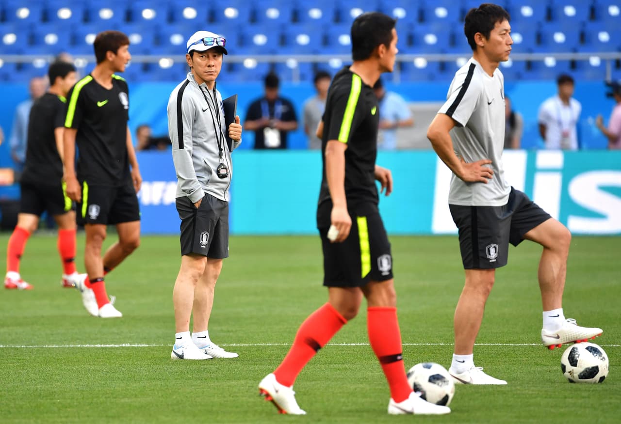 El técnico de 49 años Shin Tae-yong, jugó con Corea del Sur en los Juegos Olímpicos de 1992 y la Copa Asiática de 1996. Como entrenador dirigió en los Juegos Olímpicos de 2016 a su país.