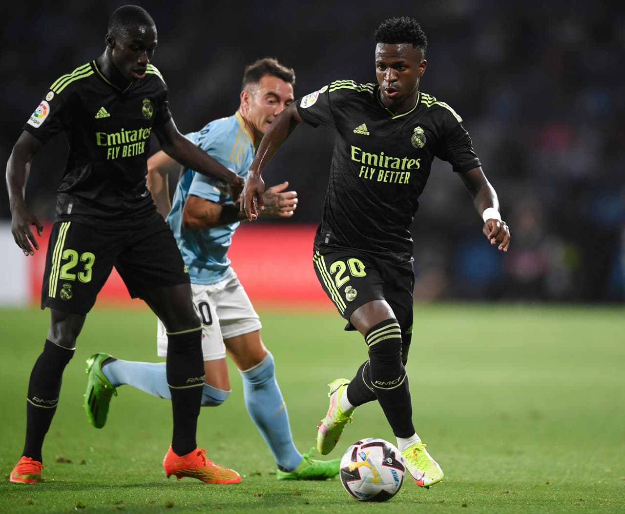 El Real Madrid goleó a domicilió al Celta de Vigo 1-4 en la Jornada 2 de LaLiga con anotaciones de Benzema, Modric, Vinicius Jr. y Valverde para tomar la cima del torneo momentáneamente con 6 puntos.