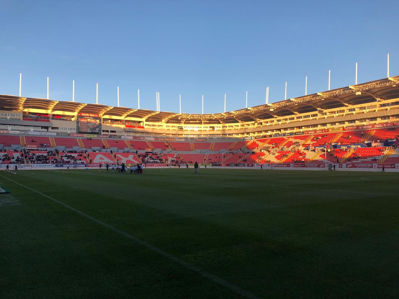 La gente comienza a llegar al Estadio Victoria para contemplar el encuentro amistoso entre Necaxa y Chivas.