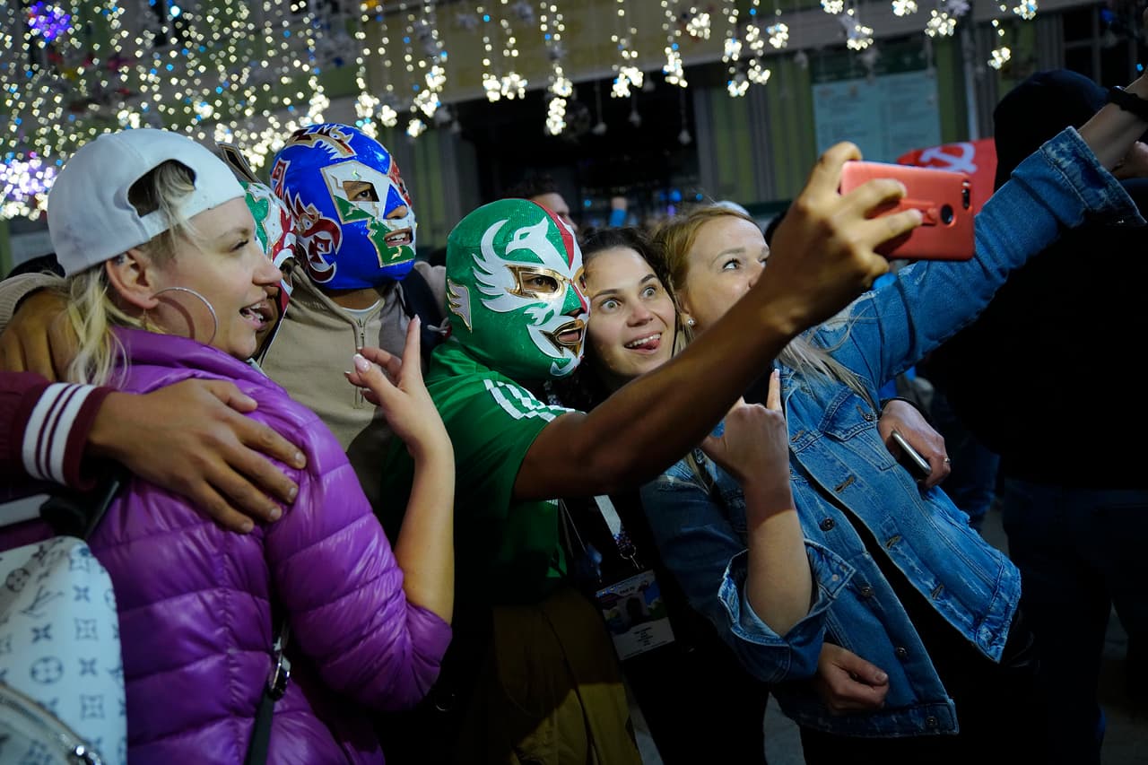 Ellas también disfrutan de las curiosidades del Mundial y de paso dejan su alegría como sello de Rusia 2018, previo a la inauguración.