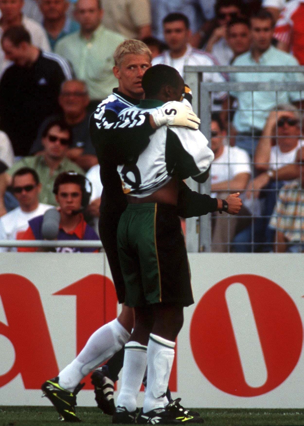FRANCE - JUNE 18: FUSSBALL: WM FRANCE 98 Toulouse, 18.06.98, SUEDAFRIKA - DAENEMARK 1:1 (RSA - DEN), Torwart Peter SCHMEICHEL/DEN troestet Alfred PHIRI/RSA nach ROTER KARTE (Photo by Marcus Brandt/Bongarts/Getty Images)