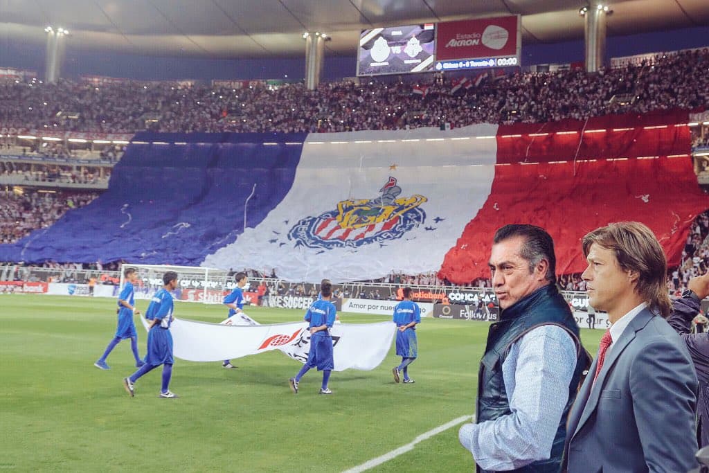 El equipo solo quería que su gente le ayudara a quitar a un intruso en un cuadro espectacular entre Matías Almeyda y la bandera gigante de su afición.