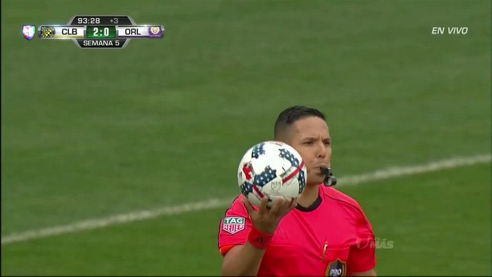 Se acabó. El árbitro da por terminado el partido.