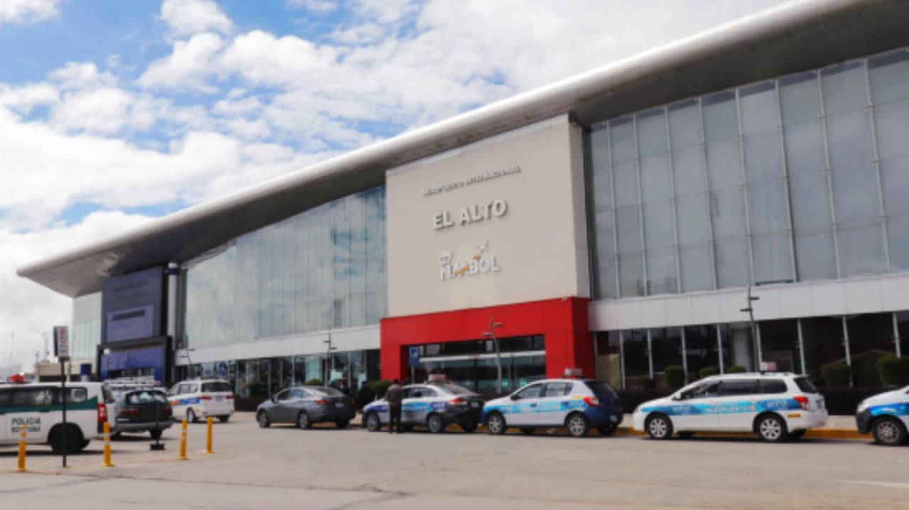 Avión se accidenta al intentar despegar en aeropuerto de Bolivia; cayó sobre varios vehículos