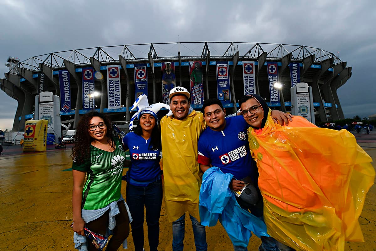 Fanáticos de Cruz Azul y América viviendo las horas previas al Clásico Joven a disputarse en el Estadio Azteca.