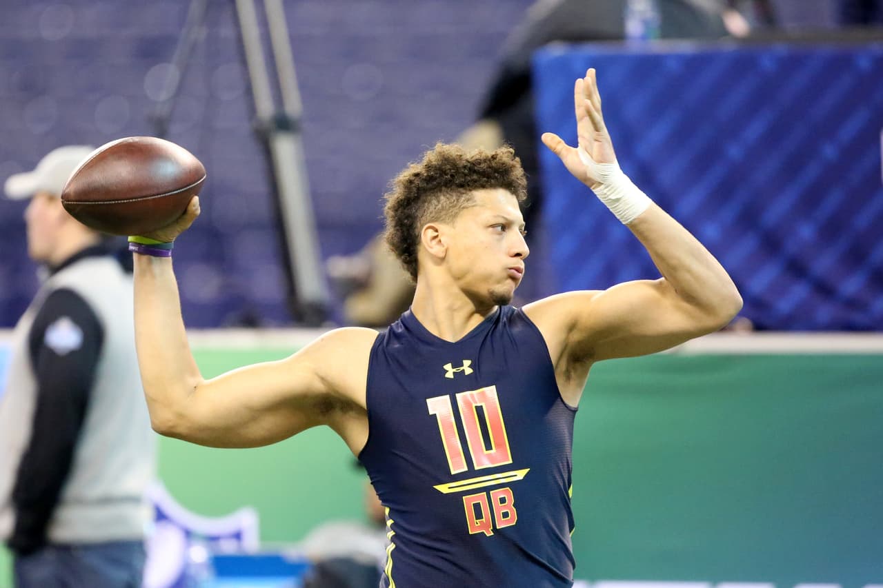 <b>10 PATRICK MAHOMES II | QB Kansas City Chiefs</b>
<br>Universidad: Texas Tech
<br>Estatura: 6’2’’
<br>Peso: 225 libras
<br>
<br>Destacar: Corriendo la ofensiva del Raid aéreo de los Raiders Rojos, Mahomes pasó por 5.052 yardas y 41 touchdowns la temporada pasada, con 10 intercepciones y un porcentaje de 65.7.
<br>
<br>Resumen: Un playmaker dinámico y gran atleta, que necesita ser controlado un poco.
<br>
<br>Conclusión: Mahomes es el primer quarterback de Texas Tech en ser seleccionado en la primera ronda.