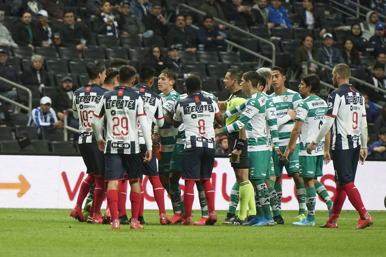 Tras llegar tarde y con una fuerza demedida, Matías Kranevitter recibe la tarjeta roja y se despide del partido.