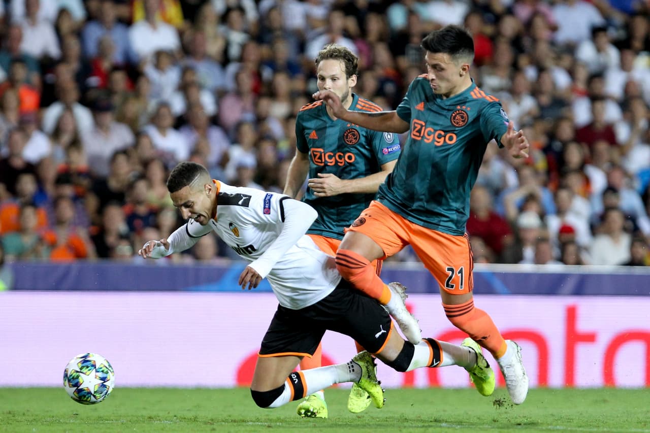 El buen paso lo regresó a España para jugar con el Valencia.