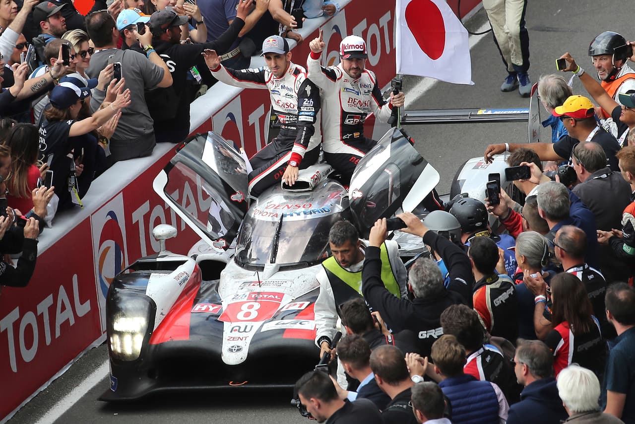 El español Fernando Alonso, que ganó de nuevo a bordo del Toyota TS050 Hybrid las 24 Horas de Le Mans, capturó en el circuito de La Sarthe el cuarto título mundial de su carrera deportiva.