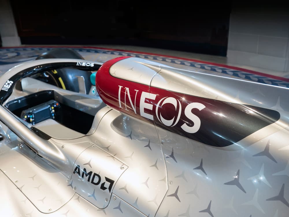 La prestigiosa marca hizo una asociación de rendimiento con INEOS en diciembre, y el fabricante reveló en el Club Real del Automovilismo, que INEOS se ha convertido en el socio principal de su equipo de Formula 1.