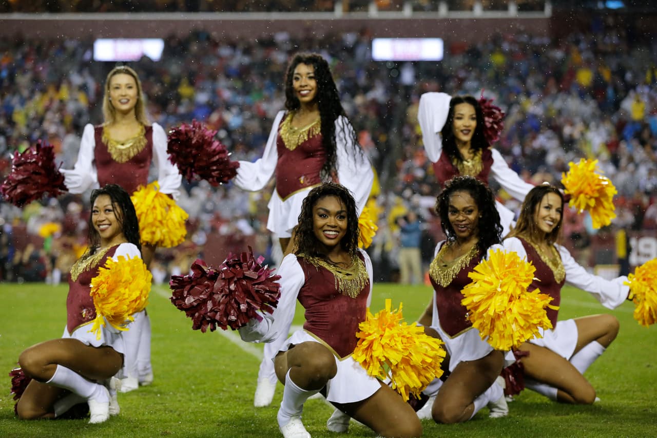 Las animadoras de los equipos de la NFL le dieron ese ingrediente extra al espectáculo y la fiesta del fútbol americano estadounidense, incluso, sin temer al clima en algunos casos.