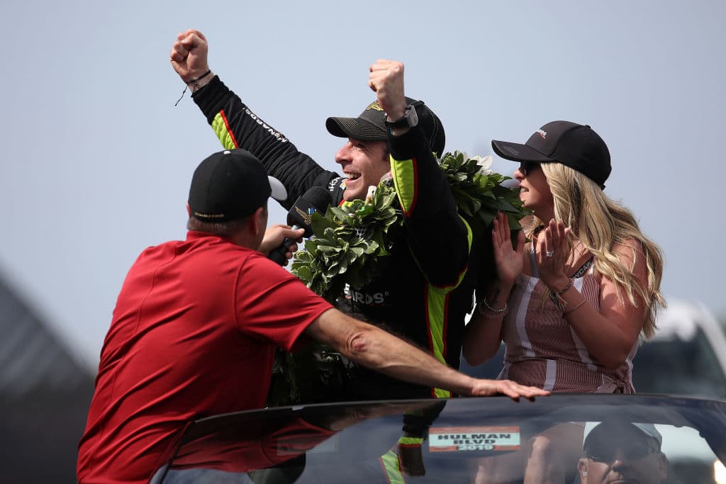 El francés Simon Pagenaud lideró en 116 de las 200 vueltas para coronarse campeón de la edición 108 de la carrera que corresponde a la IndyCar Series. Pagenaud es el primer francés desde que lo hiciera Rene Thomas en 1914. En Indianapolis se registran cinco ganadores franceses, aunque Gil de Ferran en 2003 y Gaston Chevrolet en 1920, aunque nacieron en Francia, se les tiene tomados en cuenta como de otras nacionalidades. Estas son las mejores imágenes de la carrera y los festejos de Pagenaud del equipo de Roger Penske.