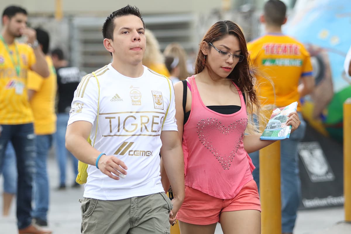 Fanáticos de Tigres a las afueras del Estadio Universitario de Monterrey, a minutos de iniciar el juego contra Toluca.