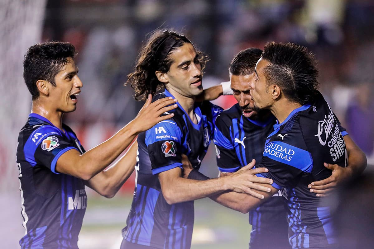 El gol de Sanvezzo (derecha) dejó al Querétaro con cinco puntos luego de rescatar un punto en casa.