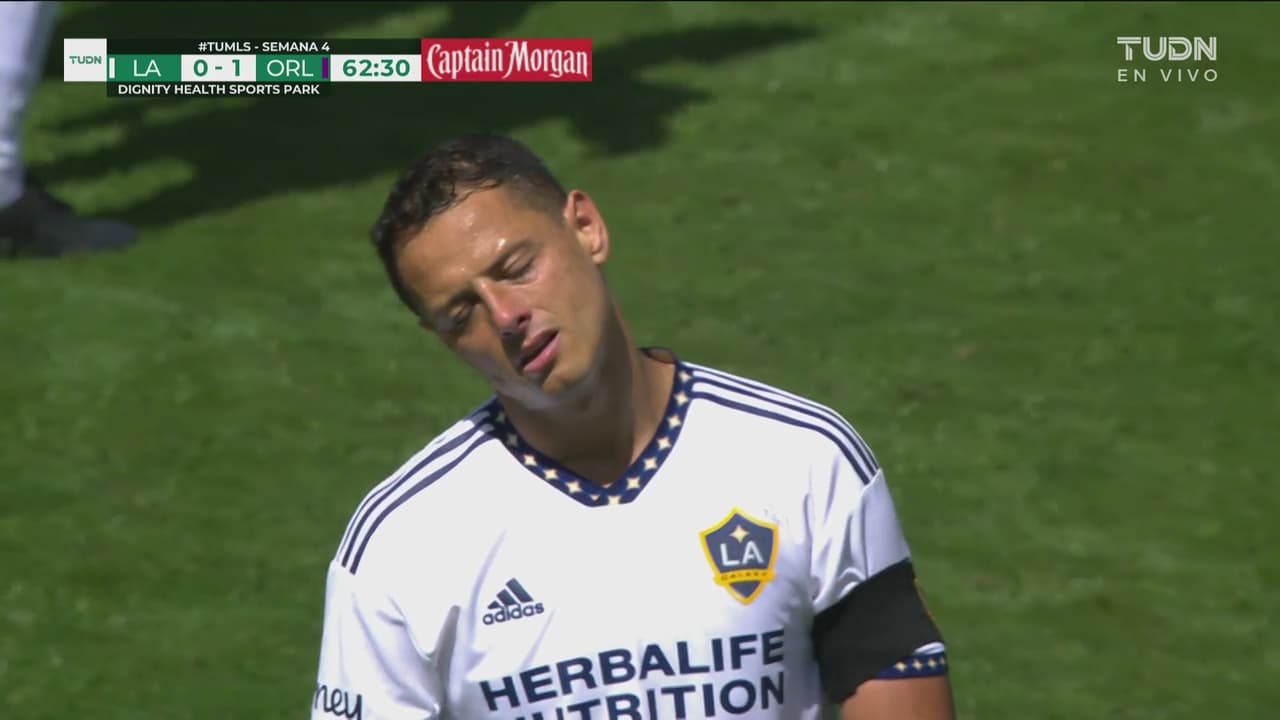 ¡Se paraliza el área! Diagonal de Araujo y Chicharito la prende sabroso