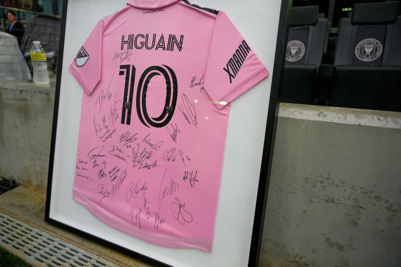 El delantero argentino se retiró con la camiseta de Inter Miami CF, y pasó previamente por grandes clubes como River Plate, Real Madrid, Napoli, Juventus, AC Milan y Chelsea, además haber disputado tres Copas del Mundo con la selección de Argentina.