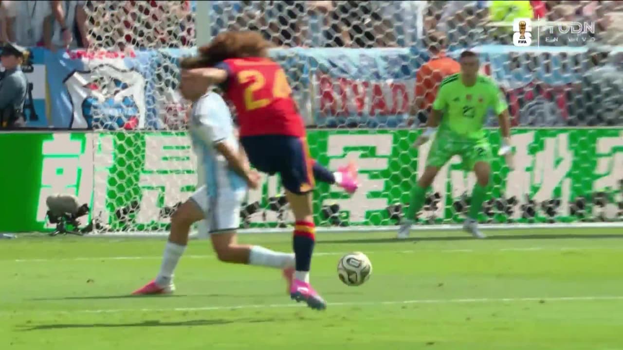 ¡Marc Cucurella se queda a centímetros de clavarle un golazo a Argentina!