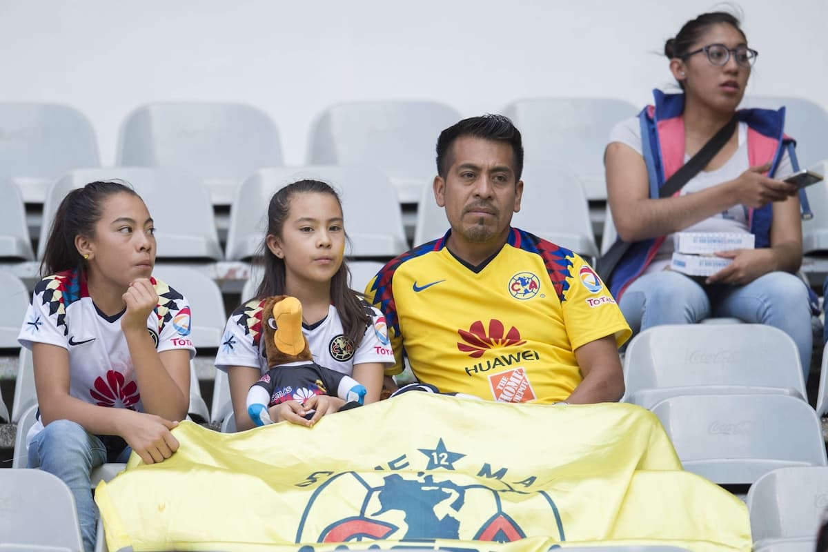 Los aficionados del América llegaron en gran número al Azteca con la ilusión de conseguir la remontada después de caer por 4-1 en la ida ante Santos Laguna. Familiares y amigos se reunieron desde la previa viviendo un ambiente muy colorido.