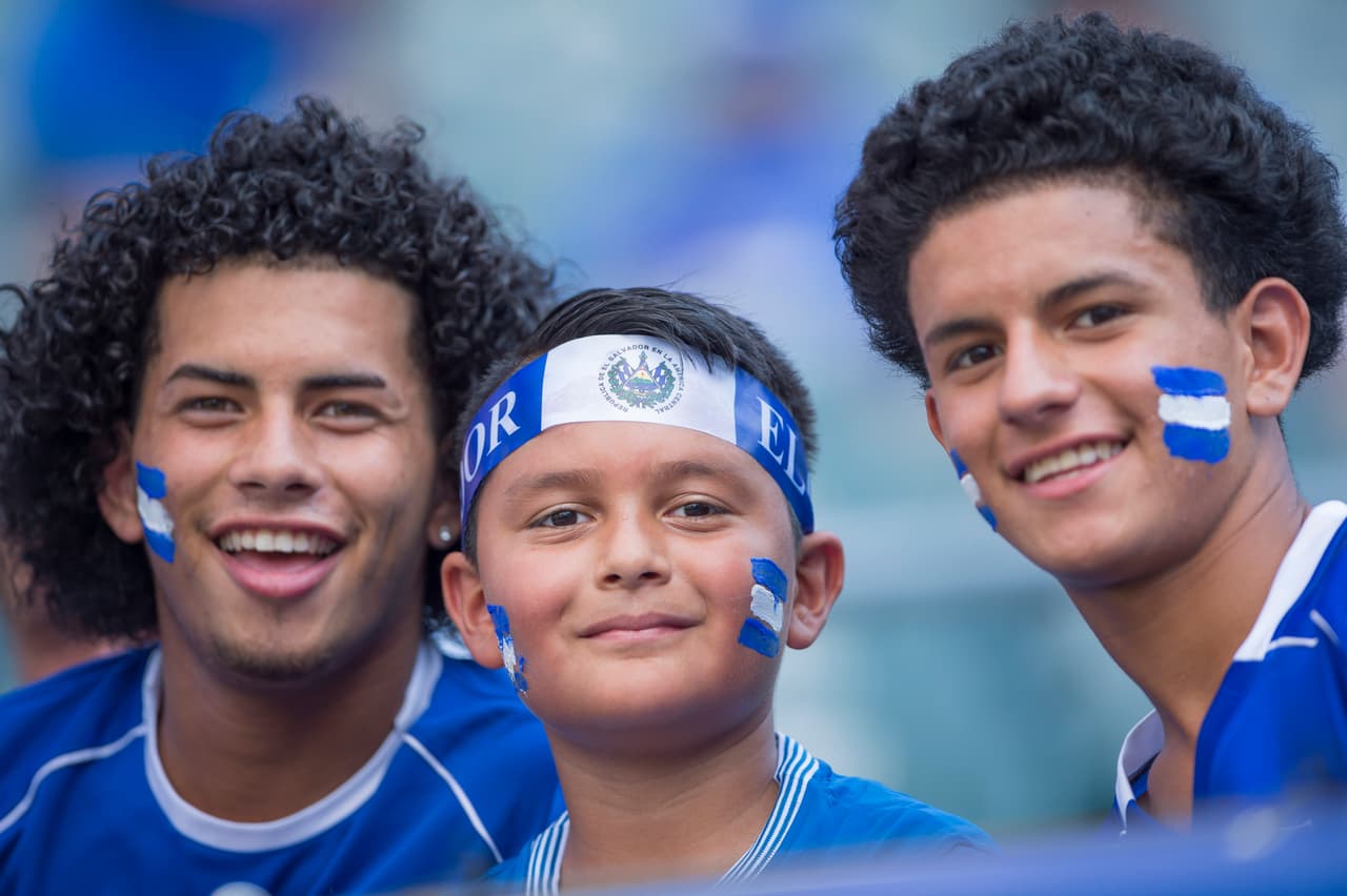 Distintas generaciones unidas por el objetivo de ver al equipo del colombiano Eduardo Lara dando el golpe de autoridad.