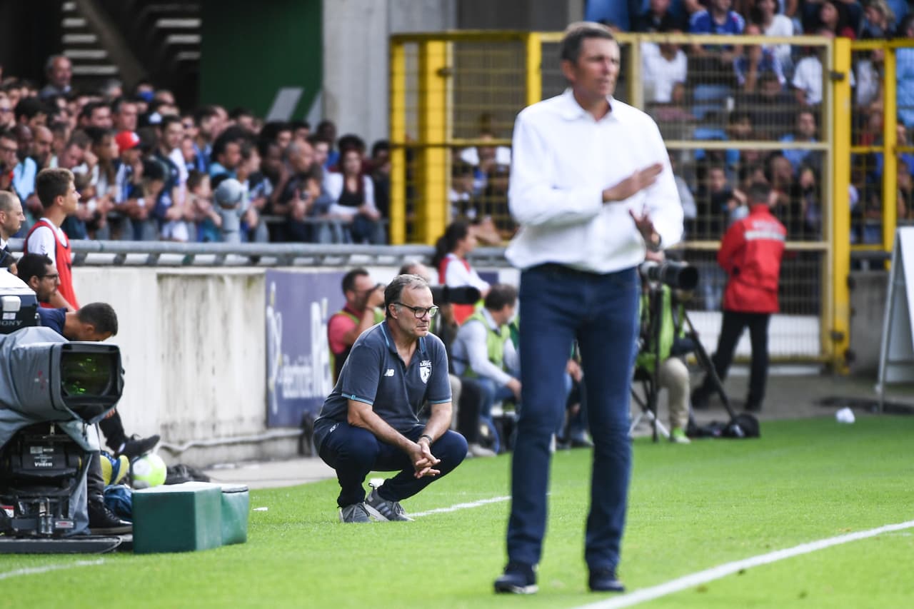 Bielsa se puso en cuclillas ante lo negro del panorama.