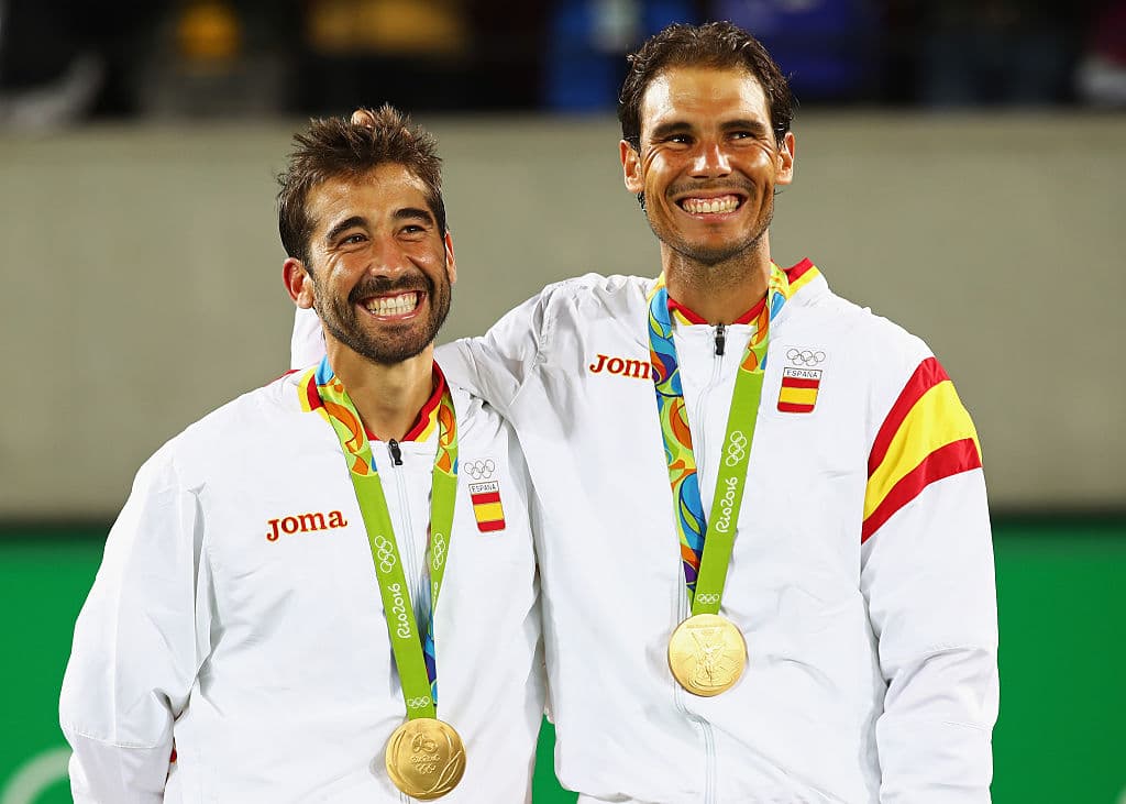 Los españoles Rafael Nadal y Marc López vencen a los rumanos Horia Tecau y Florin Mergea por 6-2, 3-6, 6-4 y se quedan con el oro en el dobles del tenis masculino. Es el segundo oro para Nadal, ganador en individual en Pekín 2008.