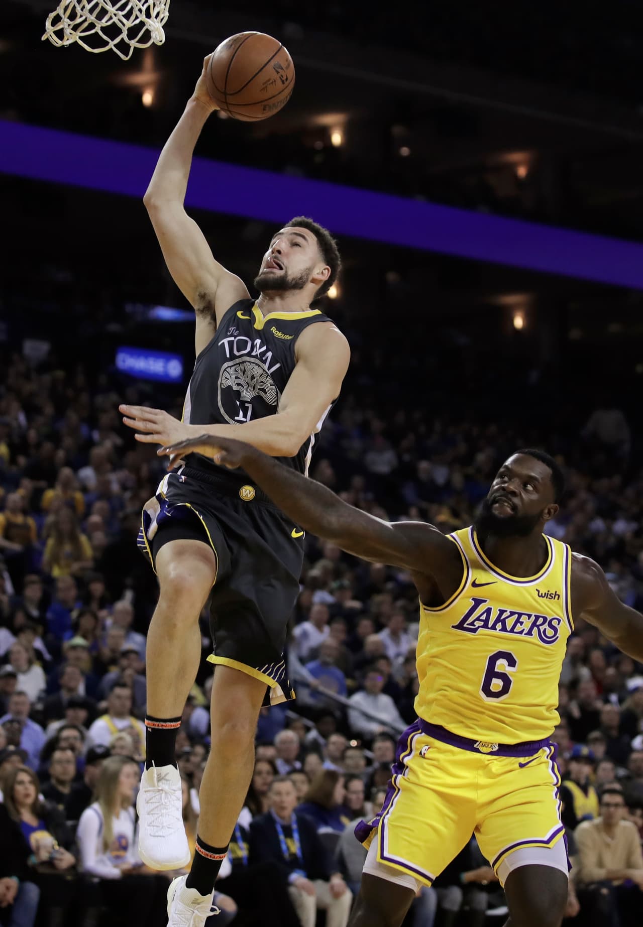 Klay Thompson (izquierda) fue determinante para los Warriors con 28 puntos y un total de 10 de 15 intentos desde el perímetro.