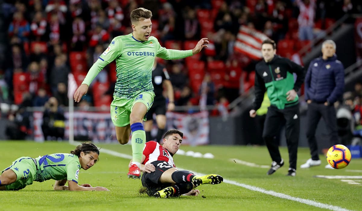 Diego Lainez (izquierda) sufrió del juego fuerte de sus rivales del Athletic durante el encuentro.
