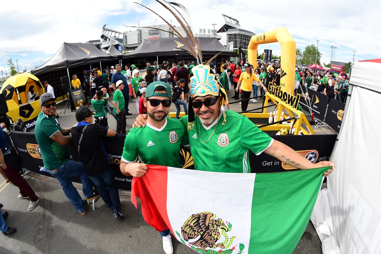La afición mexicana llegó desde temprano para apoyar a la Selección Mexicana en su partido por la Copa Oro ante Canadá en Broncos Stadium en Denver. Como siempre, los seguidores del Tricolor le ponen un sabor especial a los partidos con su colorido, sus pancartas y las ocurrencias en la tribuna.
