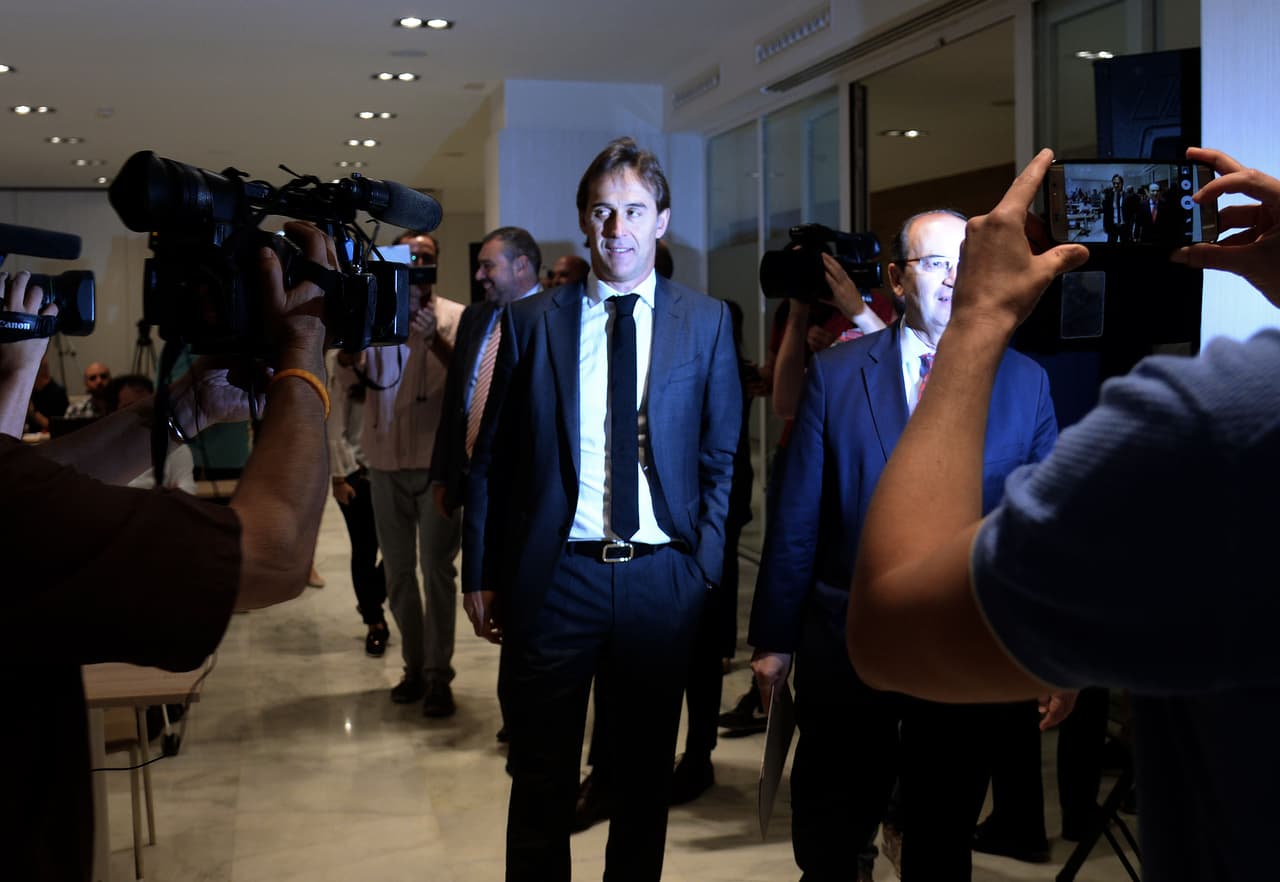 Llegada de Julen Lopetegui a la rueda de prensa para ser presentado como nuevo entrenador sevillista.