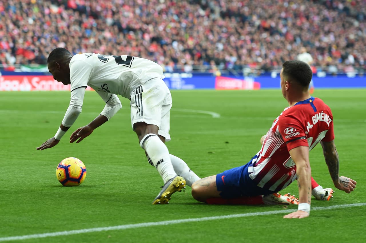 Al minuto 41 del primer tiempo, el defensa uruguayo José María Gimenez se deslizó hacia el brasileño Vinicius Junior, en una jugada que para el juez sucedió dentro del área de Atlético de Madrid.