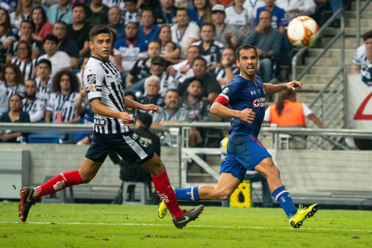 Centro tras centro, llegada tras llegada, Monterrey no hallaba la grieta. La defensa de los Cementeros estaba bien cimentada, bien plantada y no regalaba ninguna oportunidad.