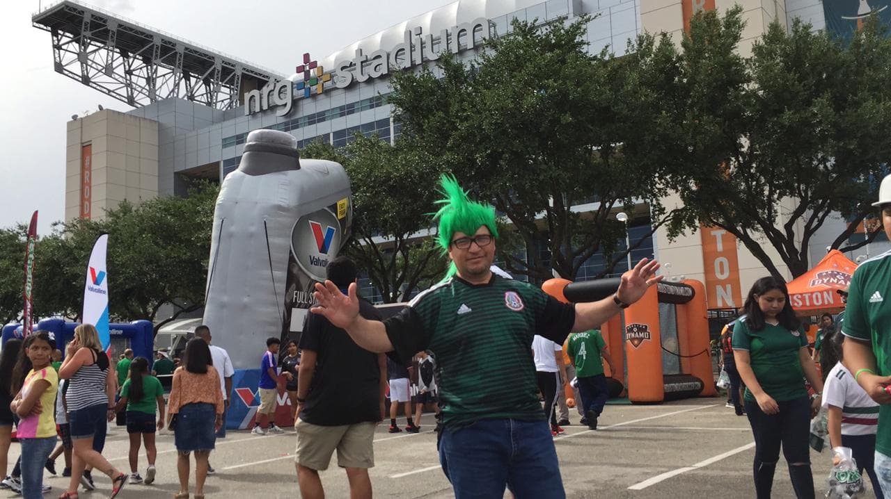 Las afueras del NRG Stadium con muchos fanáticos a la expectativa, especialmente del juego entre México y Costa Rica.