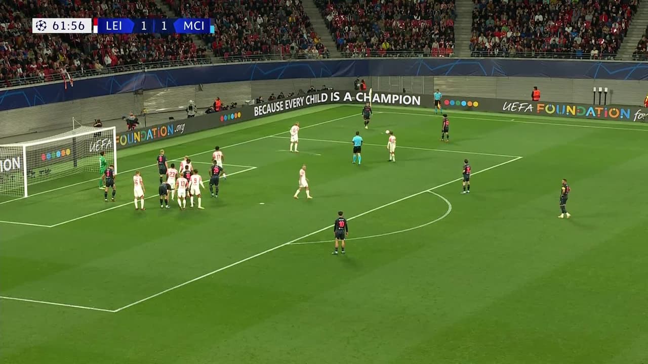 ¡CERCA! Phil Foden disparó que se estrella en el poste.