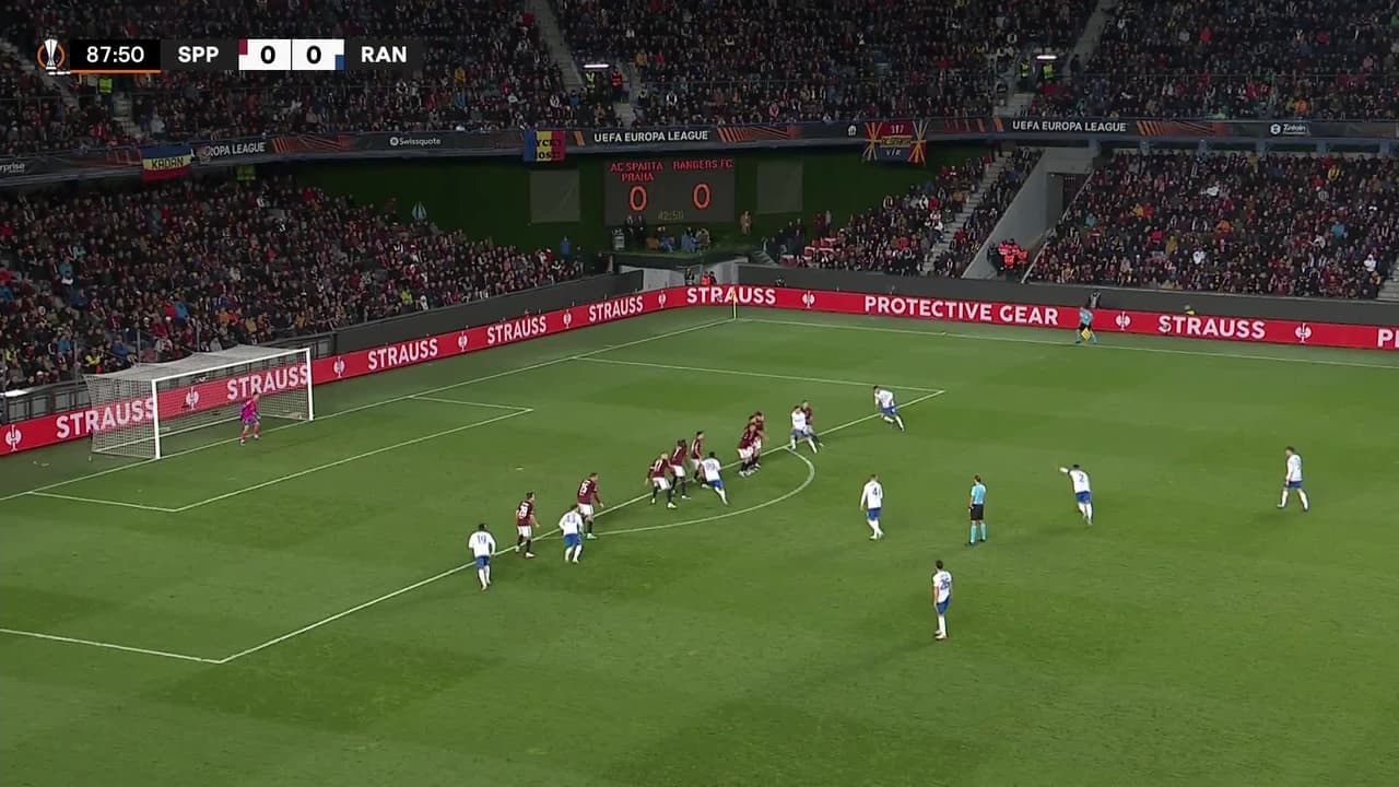 ¡TIRO ATAJADO! disparo por James Tavernier.