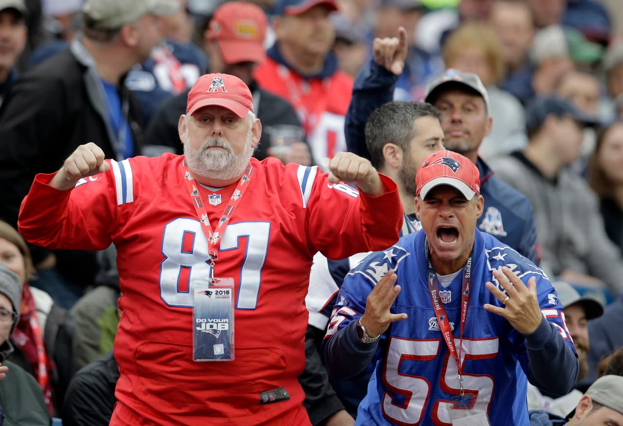 Los outfits, los gritos, las porras, carteles y autógrafos, todo lo que un fan NFL lleva a los partidos.