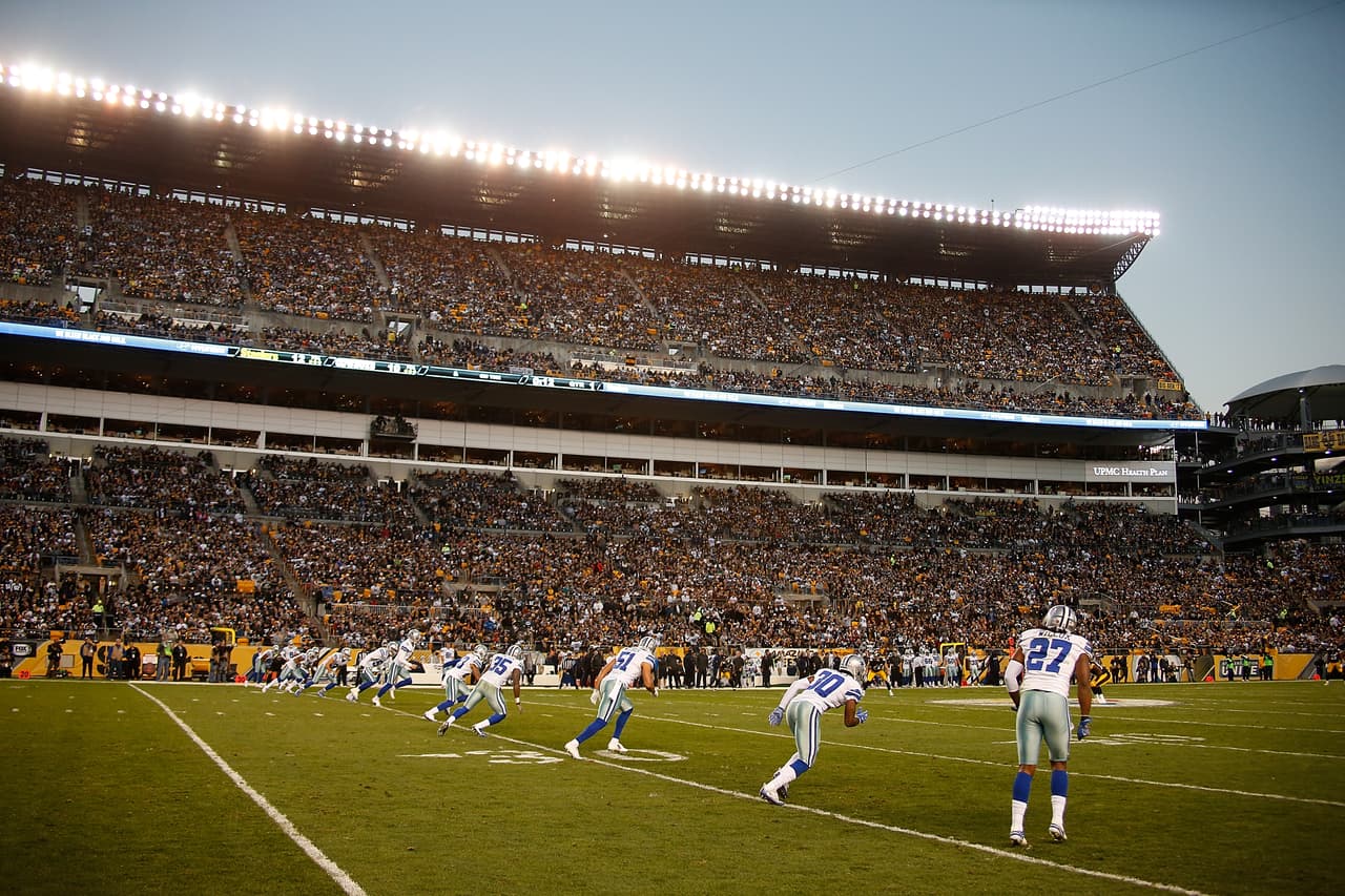 PITTSBURGH, PA - NOVEMBER 13: The Dallas Cowboys lineup for a kickoff in the second quarter during the game against the Pittsburgh Steelers at Heinz Field on November 13, 2016 in Pittsburgh, Pennsylvania. (Photo by Justin K. Aller/Getty Images)