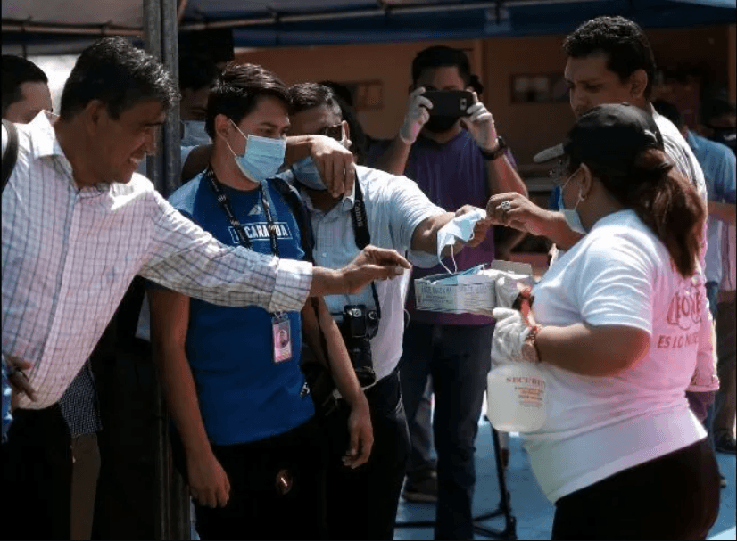 Rosendo Álvarez, ex bicampeón mundial de pesos mínimos, organizó esta tarde boxística donde 16 pugilistas tuvieron participación.