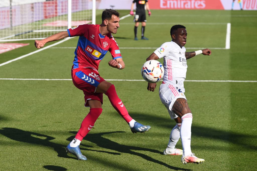 El doblete de Karim Benema (73' y 90+1'), el Real Madrid logra vencer 2-1 al Elche y continúan en la pelea por el título. El segundo go de Benzema llega como un balde de agua fría para el Elche, que se encunetra en la décimo séptima posición en la tabla con 24 unidades.
