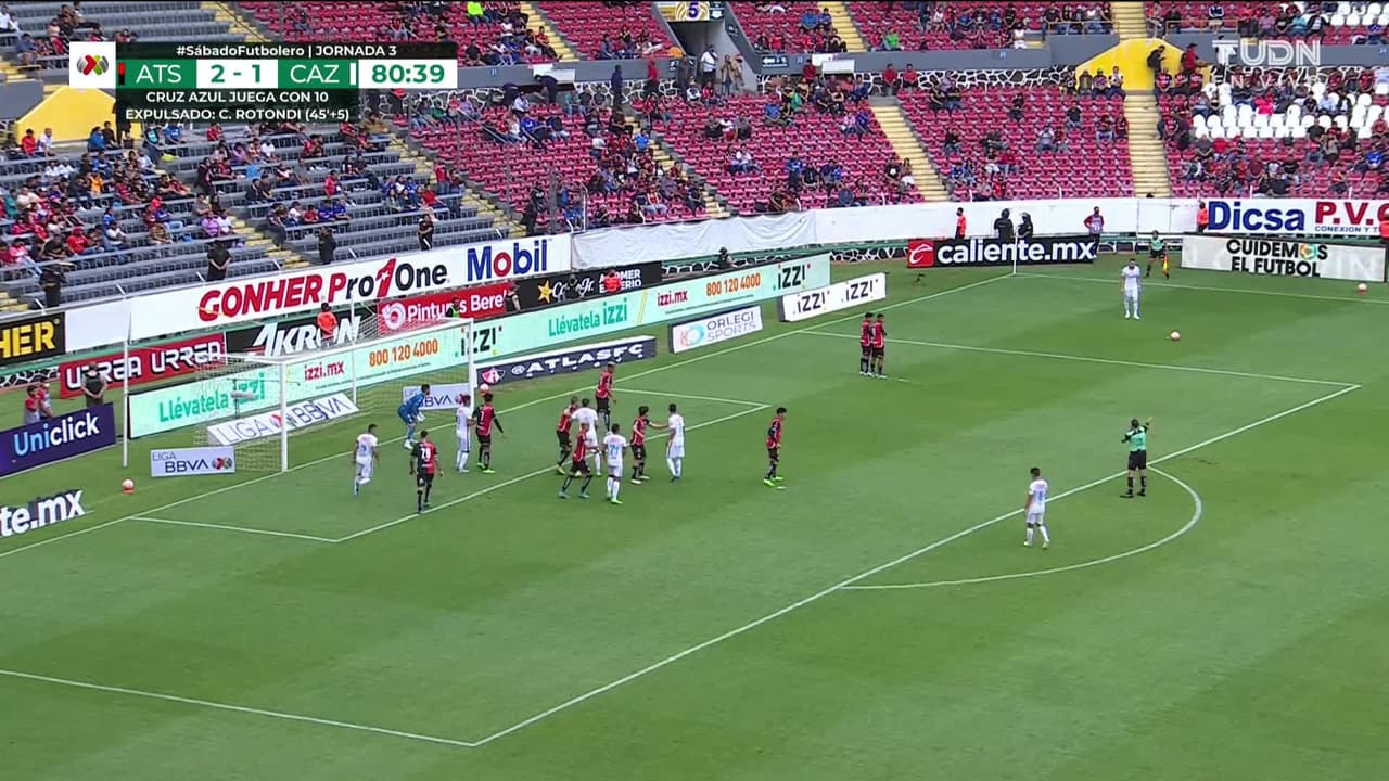 ¡TIRO ATAJADO! disparo por Julián Quiñones.