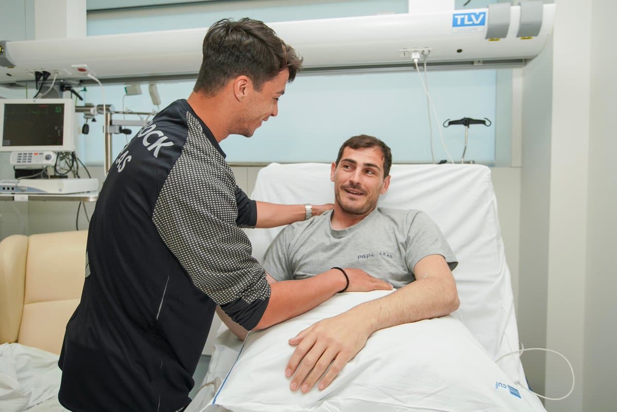 Con la alegría de verlo mejor y la ilusión de acompañarlo de nuevo a las canchas, así se despiden los jugadores del Porto de Iker Casillas.