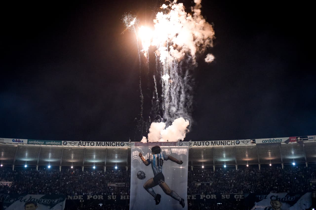 El "Mario Alberto Kempes" recibió a Maradona con una manta enorma y fuegos artificiales
