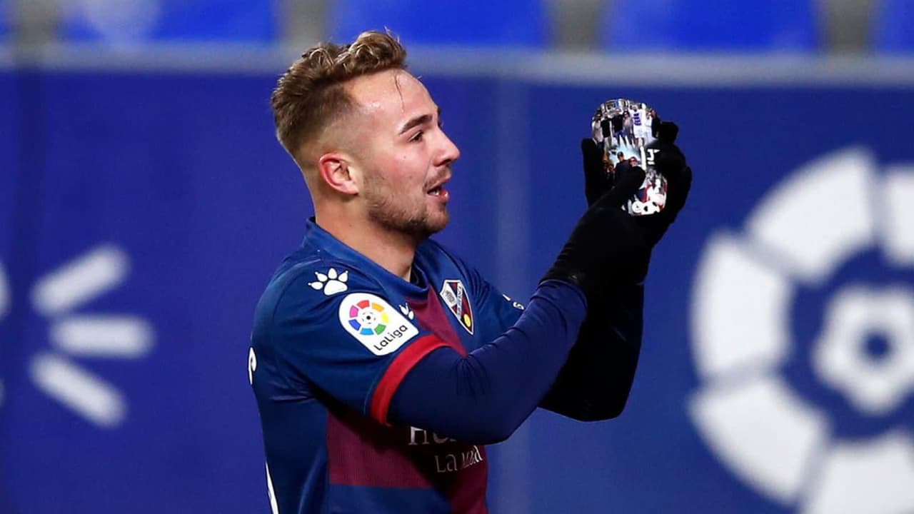 Jugador español llora al dedicar gol a su abuela hospitalizada