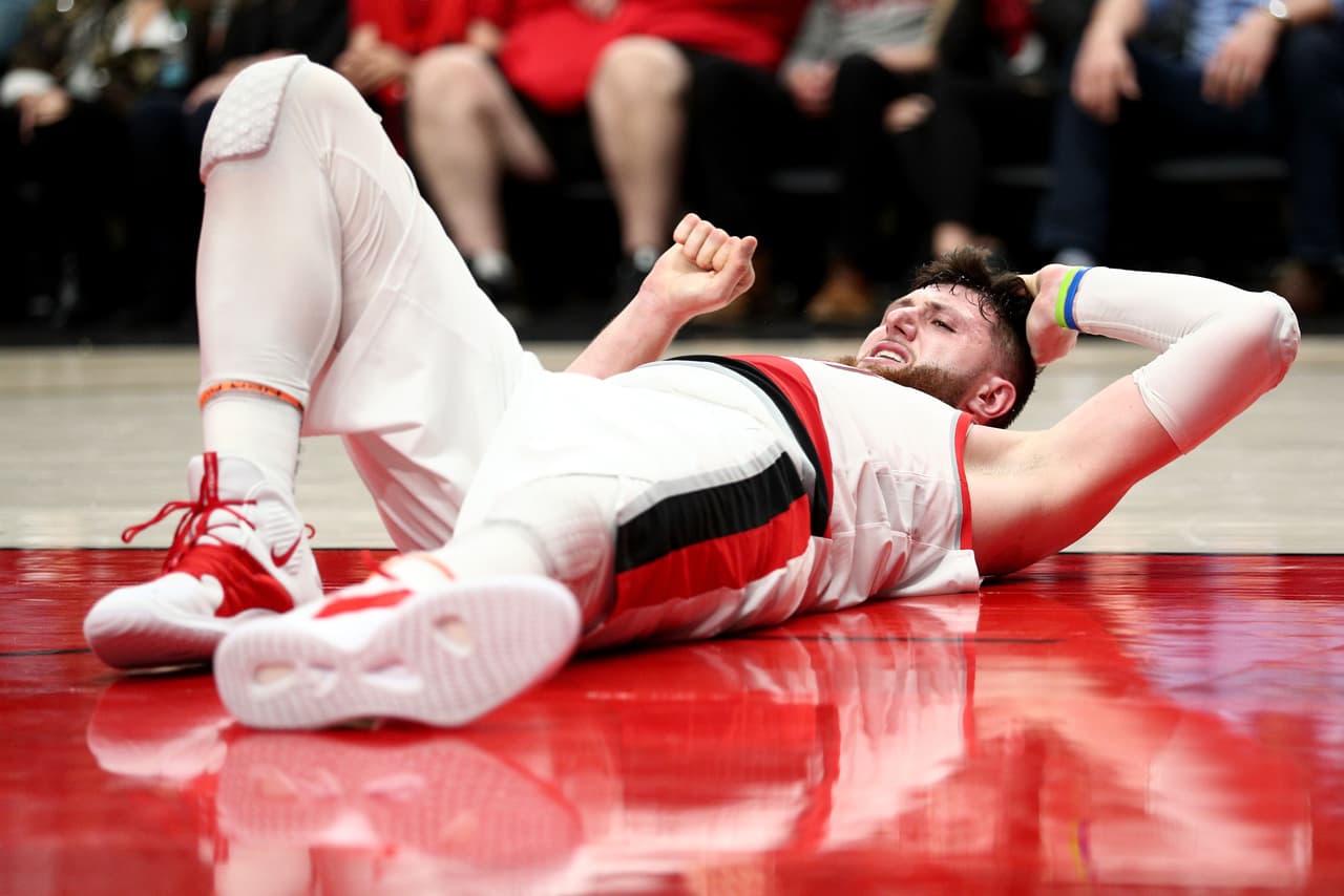 En la noche del lunes, en el triunfo de los Portland Trail Blazer ante Brooklyn Nets, el pívot Jusuf Nurkic tuvo que dejar la duela en camilla después de sufrir una impresionante lesión en su pierna izquierda. El jugador bosnio se fracturó la tibia y el peroné, dejando a todos los presentes en el Moda Center impactados.