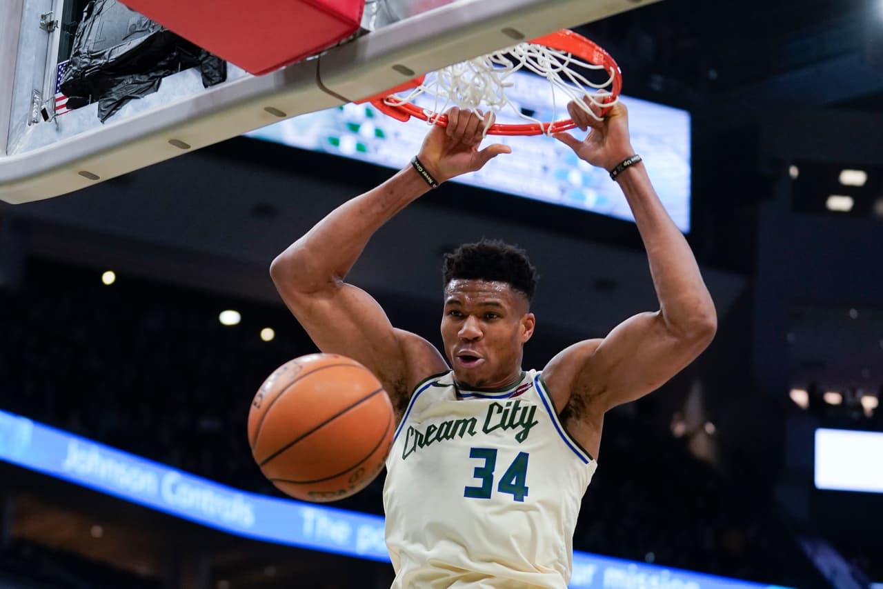 Milwaukee Bucks firma su racha victoriosa con 28 puntos de ventaja antes los Clippers a pesar de tener a Antetokounmpo y Khris Middleton en la banca. Su récord es de 20-3 y siguen liderando la lista.