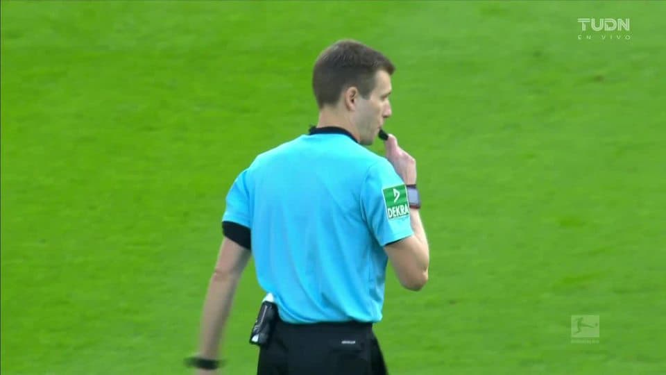 Arranca el partido y la pelota está en juego.